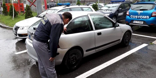 autoturism confiscat in vama portile de fier I FOTO STPF Mehedinti