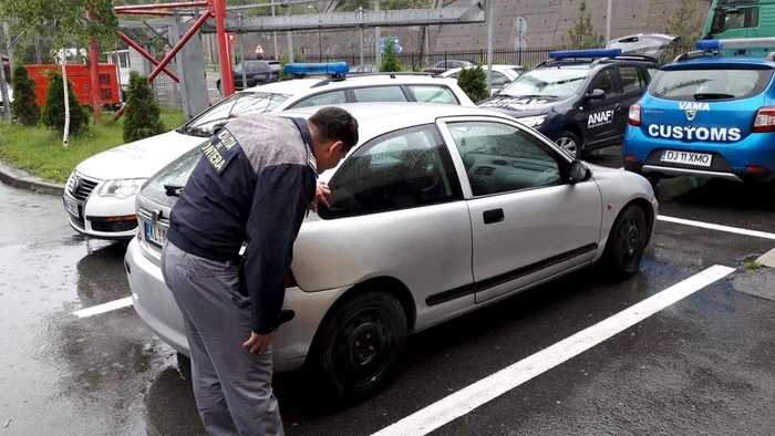 Autoturismul confiscat în Vama Porţile de Fier I FOTO STPF Mehedinţi