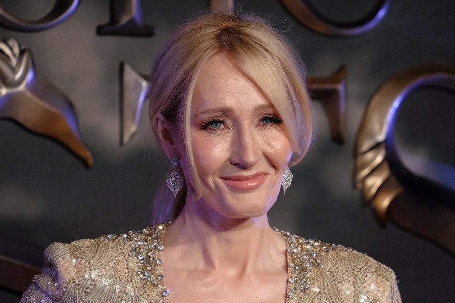 Scriitoarea J.K. Rowling a fost reclamată la poliție de o femeie transexual pentru defăimare. Cum răspunde acuzaţiilor / VIDEO