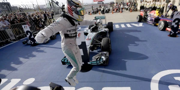 Pilotul echipei Mercedes Lewis Hamilton sare de bucurie după câştigarea Marelui premiu de formula Unu al Statelor Unite în Austin Texas FOTO AP