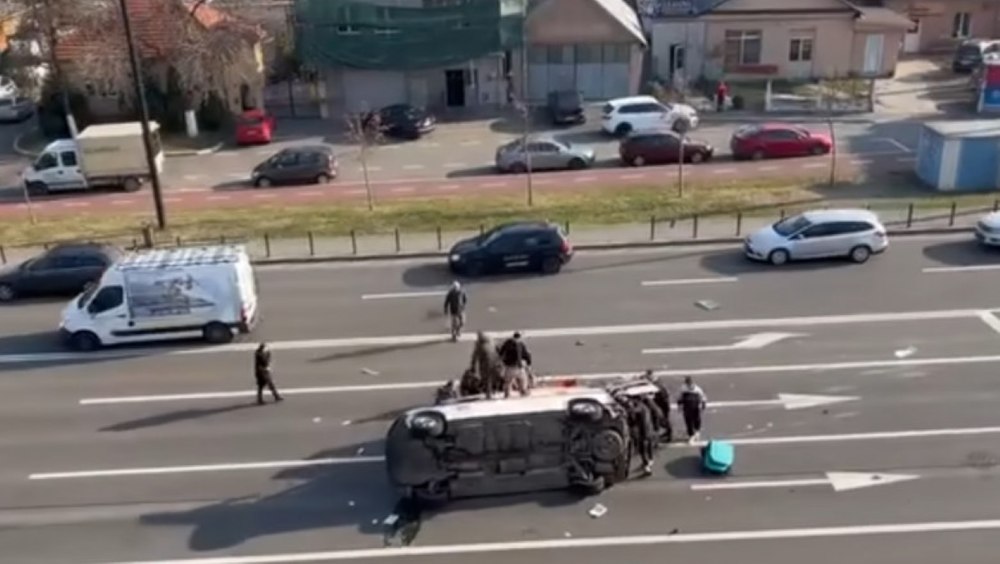 Martorii accidentului au repoziţionat o ambulanţă răsturnată în trafic. „Asistenta urlă de durere când ambulanța este repusă pe roţi”