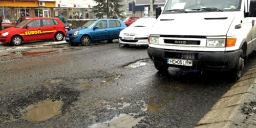 După topirea zăpezilor, asfaltul s-a „aerisit” cu gropi