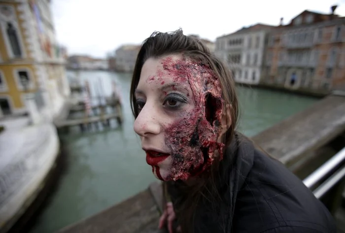 Ziua de sâmbătă a fost rezervată zombilor, în cadrul Carnavalului de la Veneţia (Foto: Reuters)
