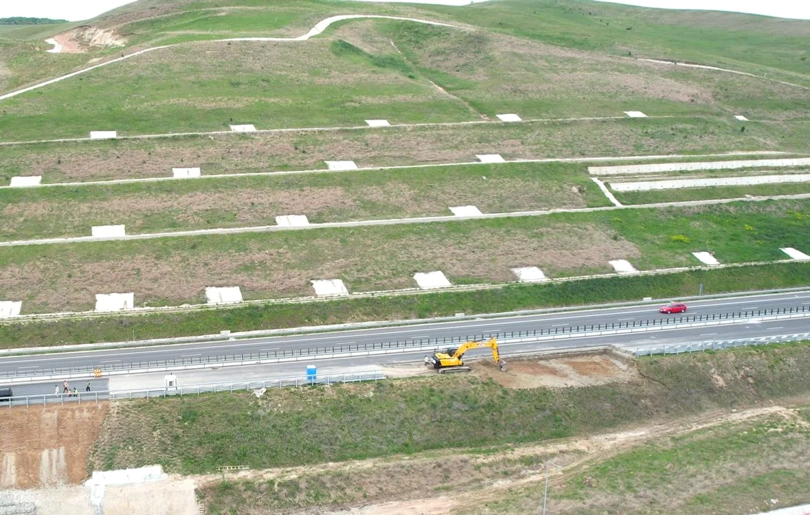 Alunecarea este la câteva zeci de metri de cealaltă FOTO ziarulunirea.ro