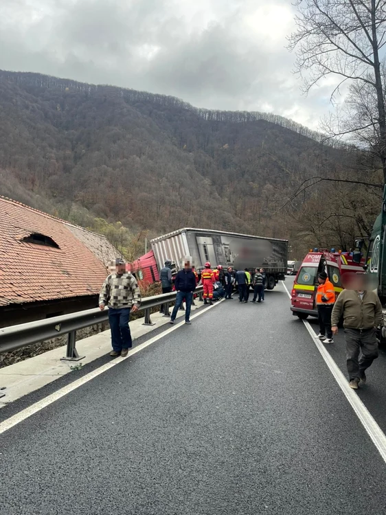 TIR intrat într-o casă pe Valea Oltului în Lazaret - Sibiu Foto Adevărul