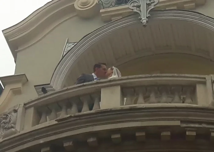 Un cor de copii le-a cântat mirilor ”la mulți ani!”foto: Laura Petrescu