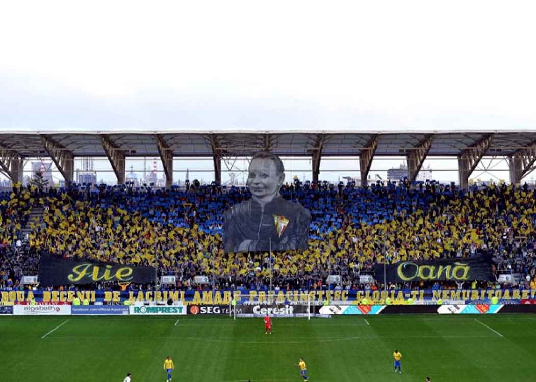 Coregrafia 3 D din peluza suporterilor. Ilie Oană a dominat stadionul. FOTO fcpetrolul.ro