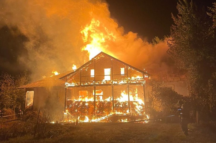 Un bătrân fără discernământ a provocat un incendiu catrastrofal. Vila din Neamţ a ars în totalitate