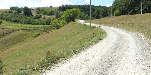 Multe drumuri spre cele mai frumoase zone din judeţ sunt aproape impracticabile