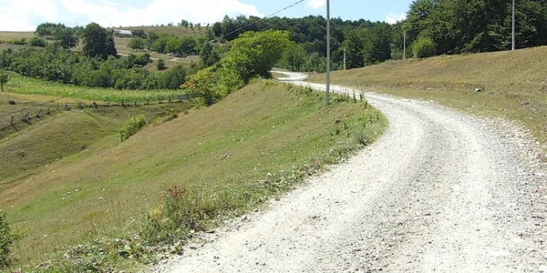 Multe drumuri spre cele mai frumoase zone din judeţ sunt aproape impracticabile