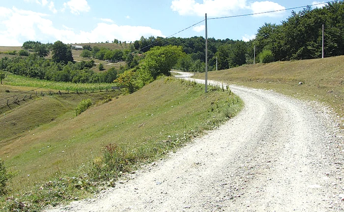 Multe drumuri spre cele mai frumoase zone din judeţ sunt aproape impracticabile