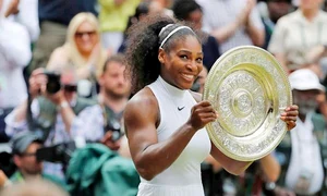 17 sport serena cu trofeul wimbledon jpeg