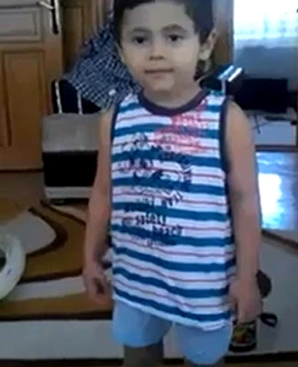 
    Acest copil în imită pe Spiderman  