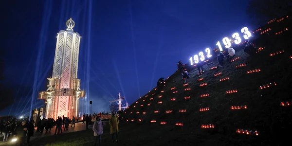Ucraineni aprind candele la memorialul Holodomorului FOTO EPA EFE jpg