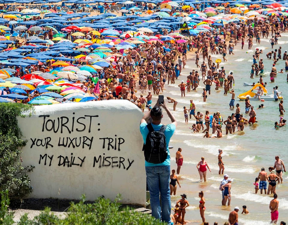 Mesaj al localnicilor împotriva supraturismului pe o plajă invadată Foto carribean loopnews com