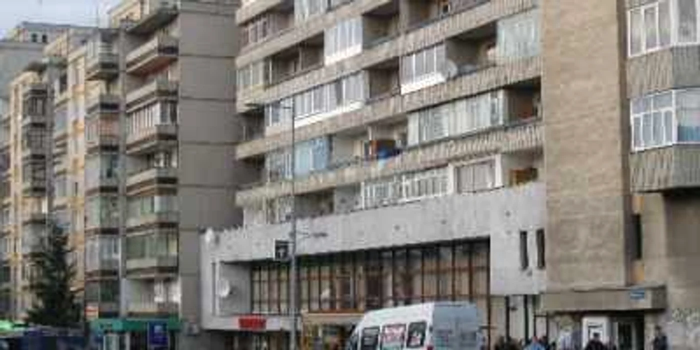 Locatarii a circa 8.000 de blocuri aşteaptă apa caldă şi căldura