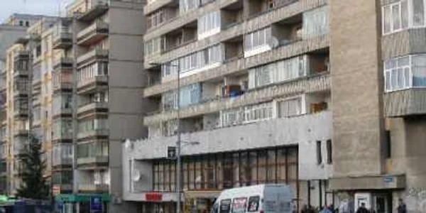 Locatarii a circa 8.000 de blocuri aşteaptă apa caldă şi căldura