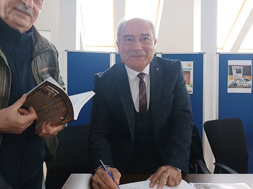 Vasile Certezanu și-a lansat primul volum de versuri Foto: Alin Ion
