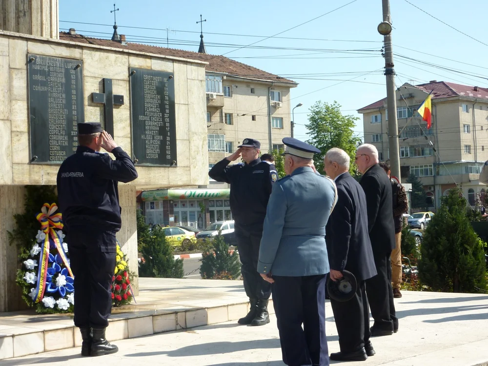 Veteranii, accidentaţii şi văduvele de război ar urma să primească bani în plus de la stat   FOTO: Adevărul