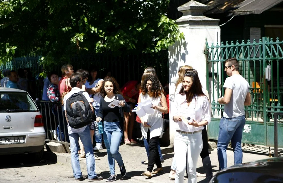 Agitaţie şi emoţii la Şcoala Centrală din Capitală, în ziua susţinerii probei la Limba şi Literatura Română de la Bac FOTO David Muntean