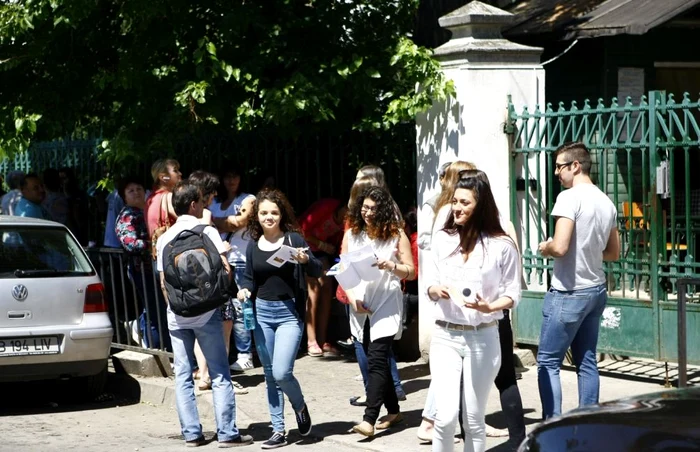 Agitaţie şi emoţii la Şcoala Centrală din Capitală, în ziua susţinerii probei la Limba şi Literatura Română de la Bac FOTO David Muntean