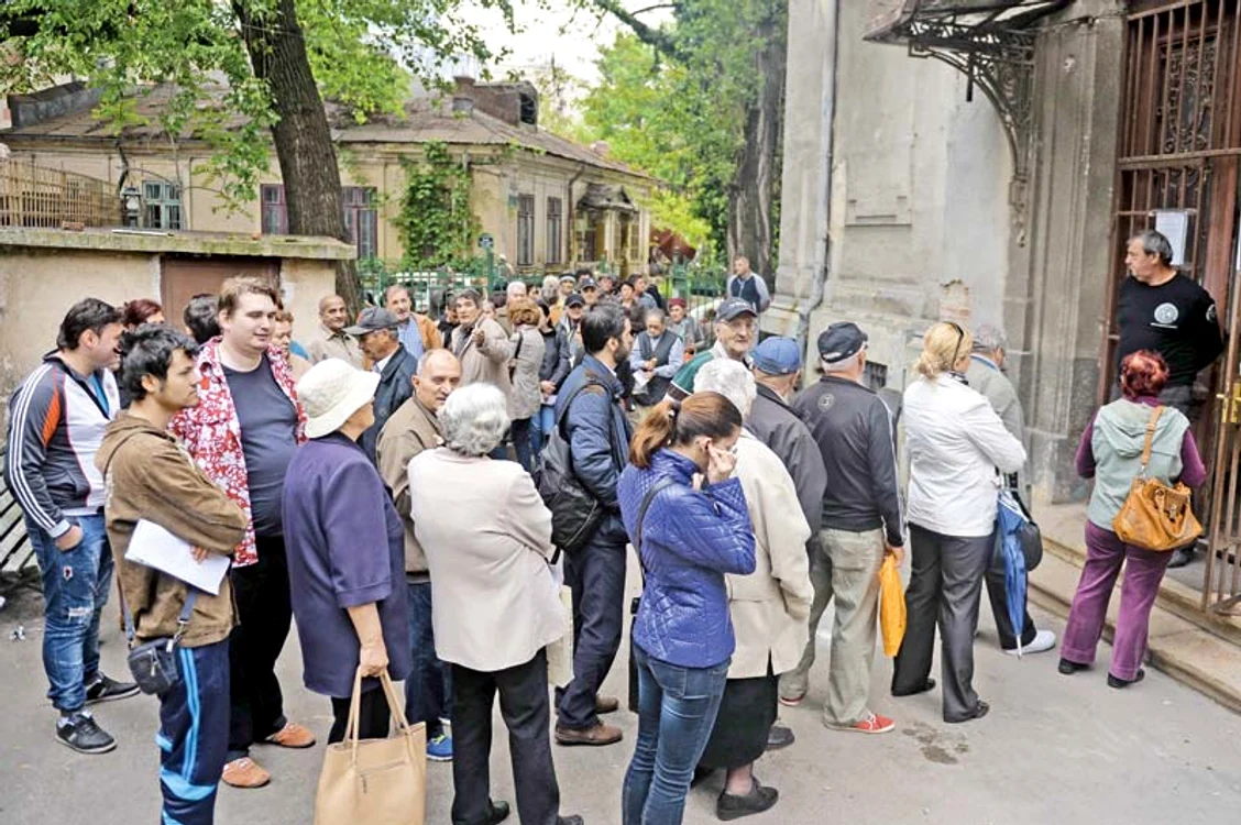 Peste 1.000 de bucureşteni au mers ieri la Casa de Sănătate să ceară cardurile