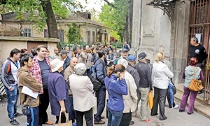 Peste 1 000 de bucureşteni au mers ieri la Casa de Sănătate să ceară cardurile jpeg