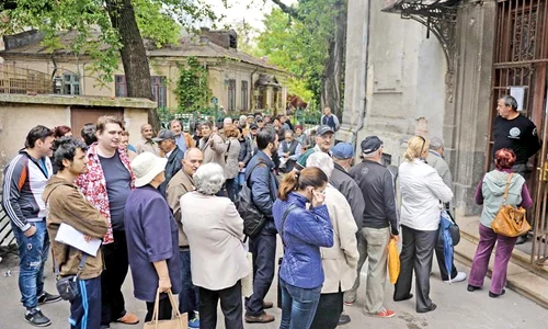 Peste 1 000 de bucureşteni au mers ieri la Casa de Sănătate să ceară cardurile jpeg