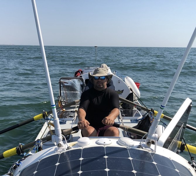 Operațiune pentru salvarea sportivului Alex Dumbravă. Plecase cu barca spre Mongolia, dar i s-a făcut rău în Marea Neagră