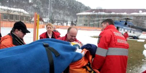 Doctorul Corneliac a fost transportat la Iaşi cu elicopterul