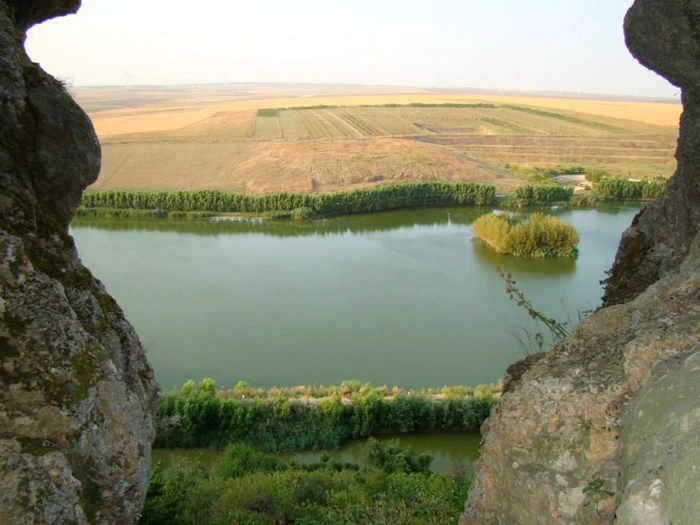 Lacul din zona Gura Dobrogei Manastirea Ioan Casian foto Ionut Druche