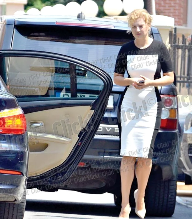 
    Fotoreporterii Click! le-au surprins, miercuri după-amiaza, pe surorile Băsescu la salonul „Sunshine Club” din Şoseaua Nordului  