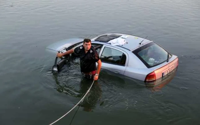 O femeie a căzut cu autoturismul în Dâmboviţa FOTO ISU Bucureşti