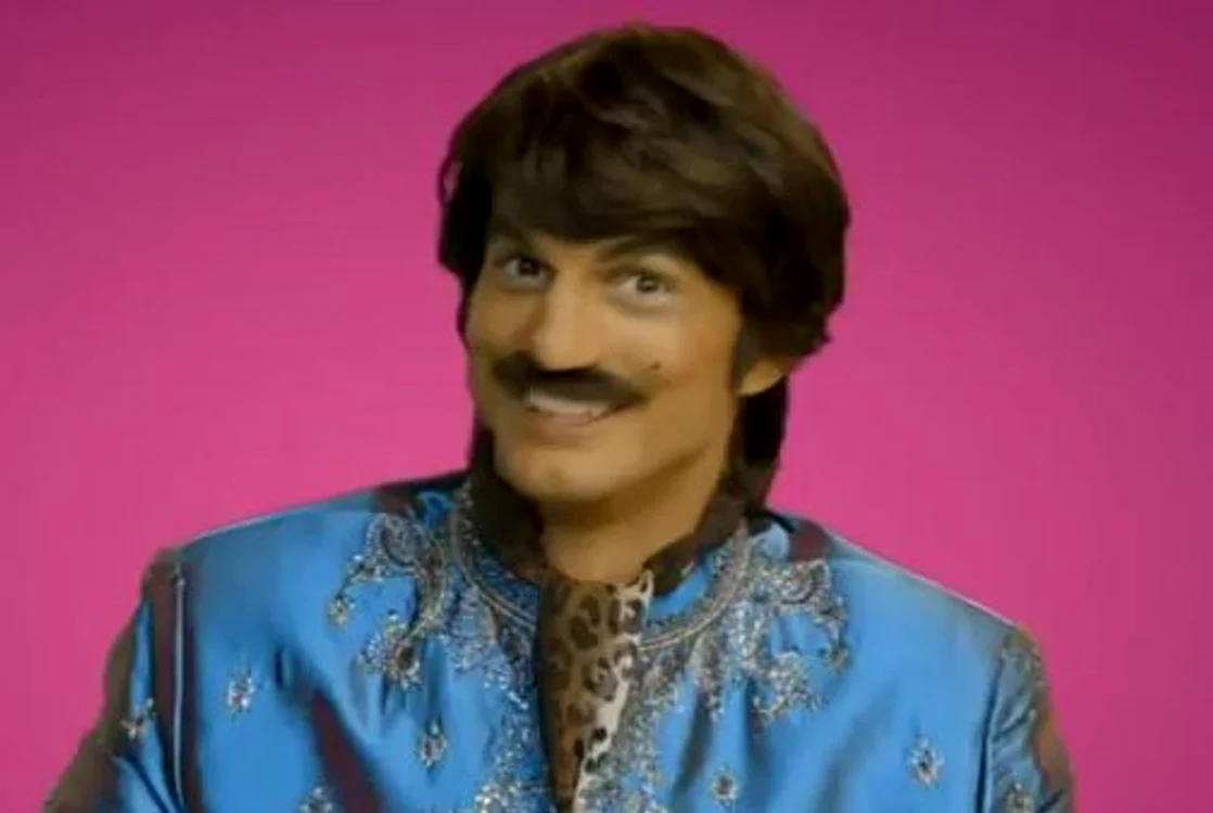 
    Ashton Kutcher îl interpretează în reclamă pe indianul Raj  
