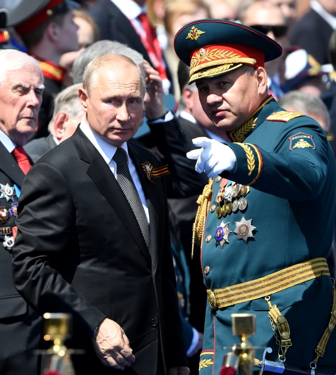 Vladimir Putin şi ministrul rus al Apărării, Serghei Şoigu FOTO Getty Images