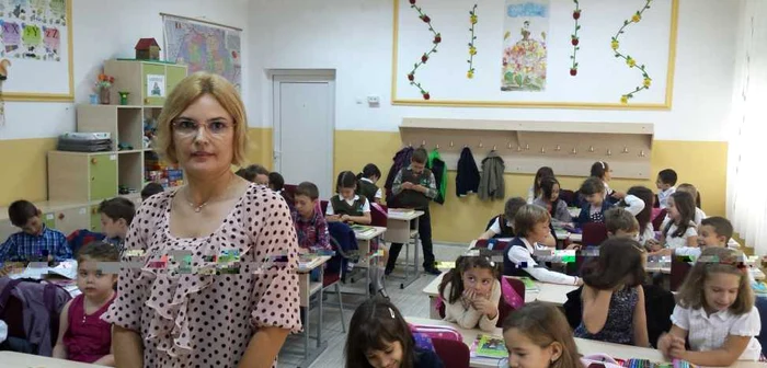 Ana Maria Corla, învăţătoare la Şcoala Generală numărul 16 din Timişoara, trebuie să se descurce fără manualele de la Ministerul Educaţiai, salvarea fiind tot părinţii