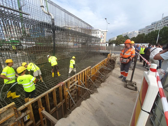 Lucrările la pasaj au început în acest an în martie şi se vor termina la sfârşitul anului viitor