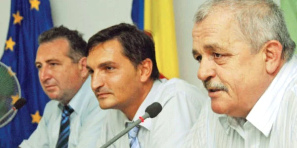 Dan Gherghelaş (stânga) şi Decebal Traian Remeş au administrat, în 2007, sistemul APIA 