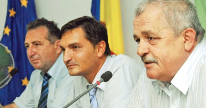 Dan Gherghelaş (stânga) şi Decebal Traian Remeş au administrat, în 2007, sistemul APIA 