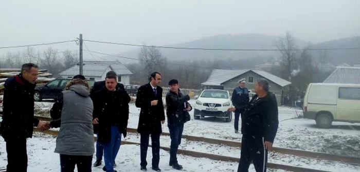 Desfiinţarea tecerii peste calea ferată îgreunează accesul în localitate Foto: IP Maramureş
