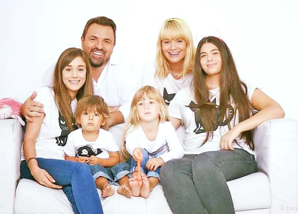 Cu toți copiii: Andreea (28 de ani), Maria  (20 ani), Mina (7 ani şi jumătate) şi Toma (5 ani)