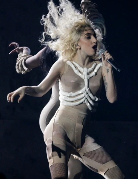 
    Lady GaGa ne-a obişnuit cu apariţiile sale extravagante  