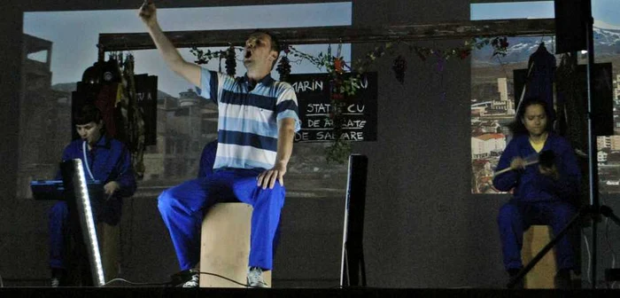 Imagine din cadrul spectacolului "SubPământ" FOTO: Ioana Szöcs