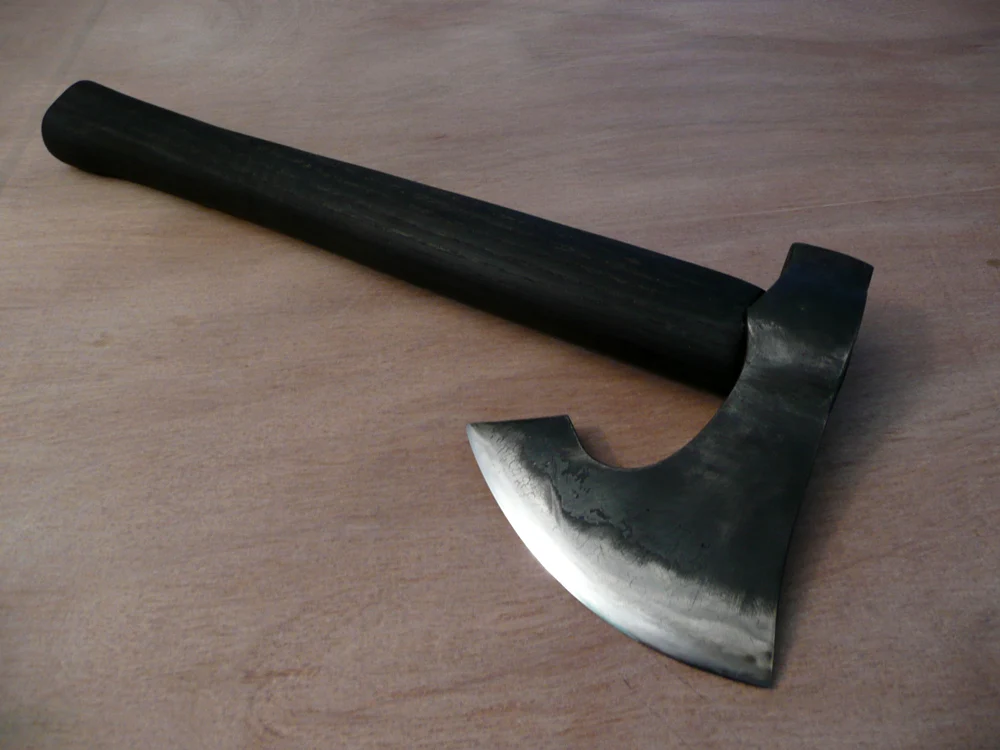 Bărbatul în vârstă de 40 de ani a fost omorât cu un topor, în mijlocul străziifoto: www.adriaangerberknives.com