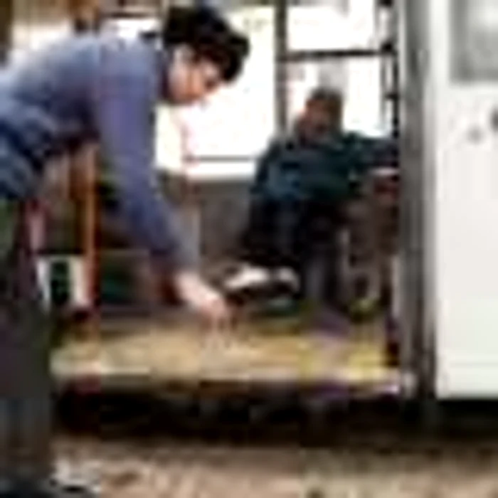 Calvarul prin care trece un băiat în caruciorul cu rotile, care are de umblat prin oraşul înzăpezit!