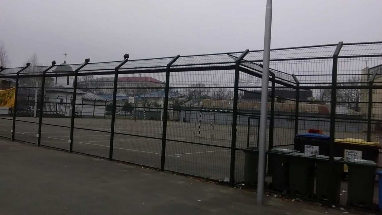 Terenul de sport al Şcolii Ştefan cel Mare