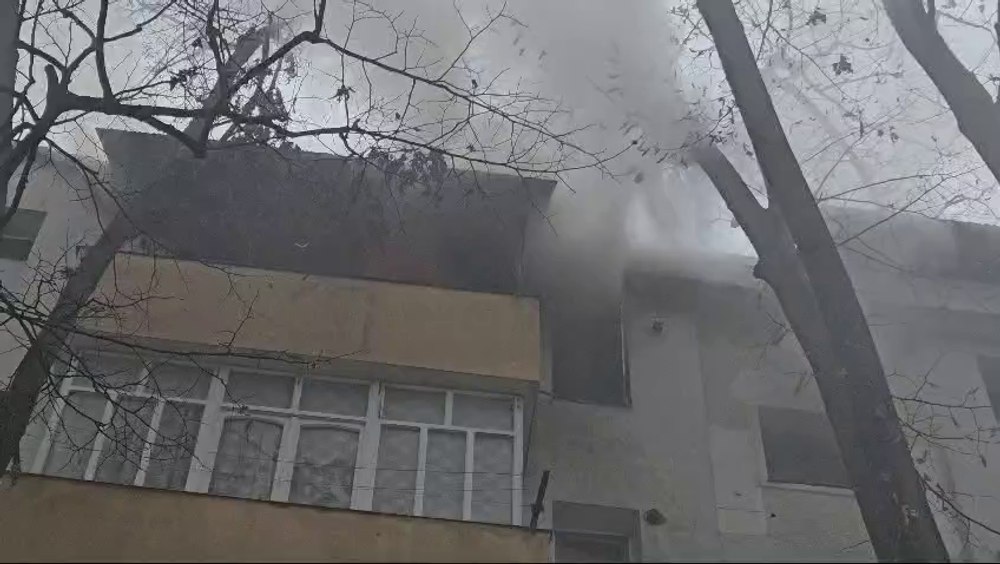 O femeie a murit într-un incendiu pornit de la o candelă, la Vaslui. Opt persoane au fost evacuate din clădire