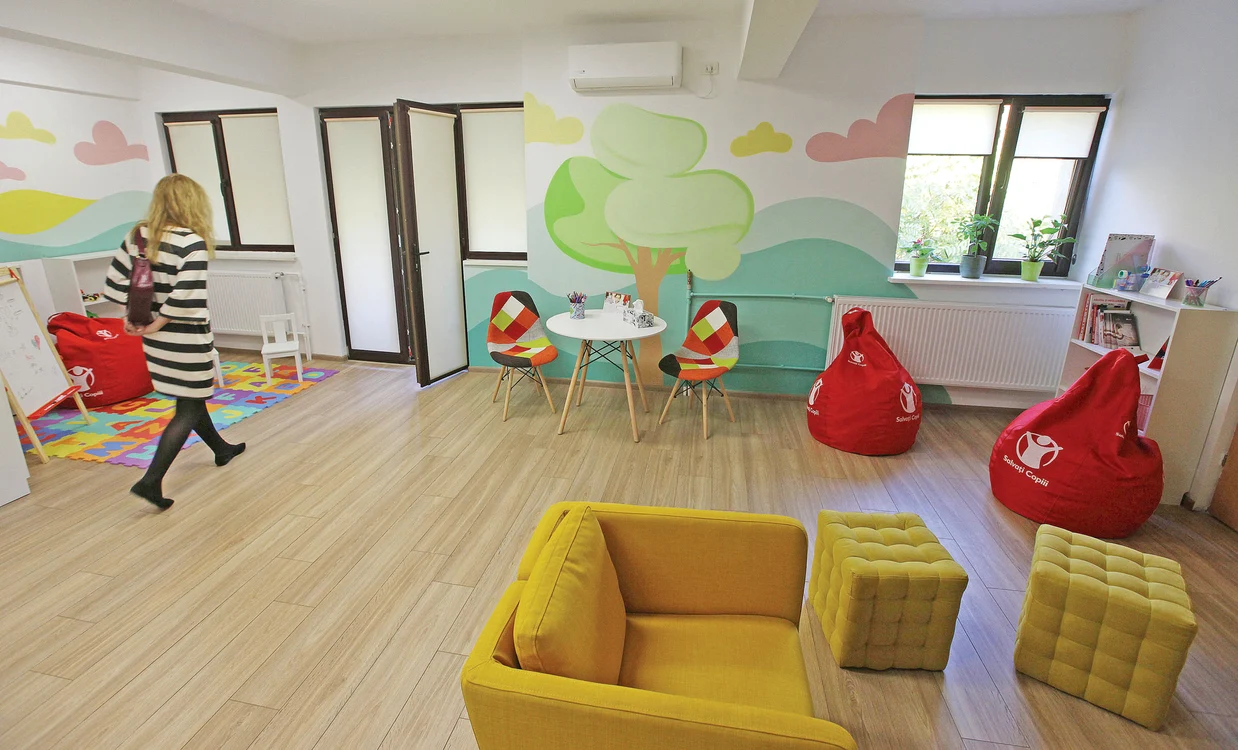 Sala mare le oferă copiilor un mediu primitor. Fotografii: Sever Gheorghe