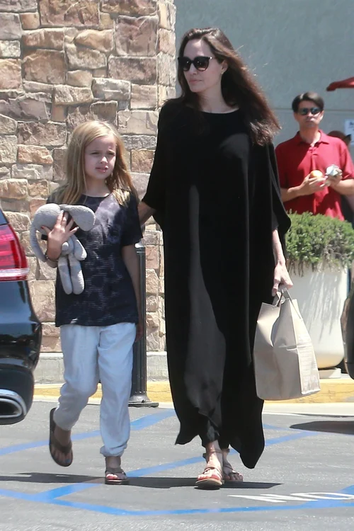 angelina jolie hepta 2997230 jpg jpeg