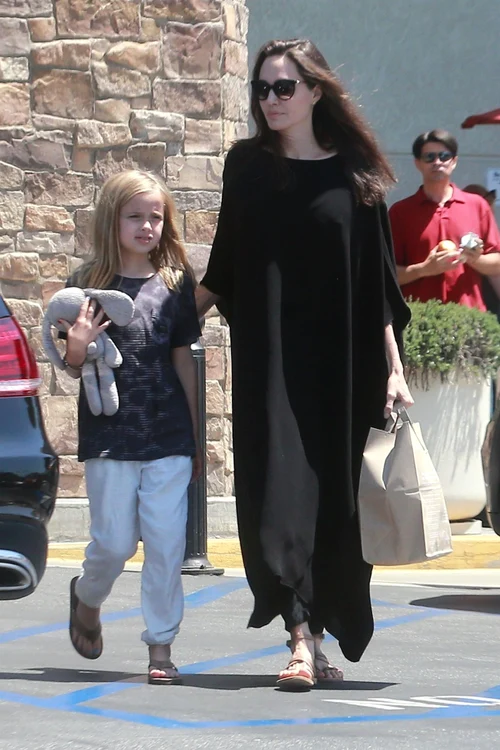 angelina jolie hepta 2997230 jpg jpeg